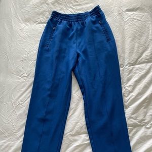 Blue tapered pants with zipped pockets